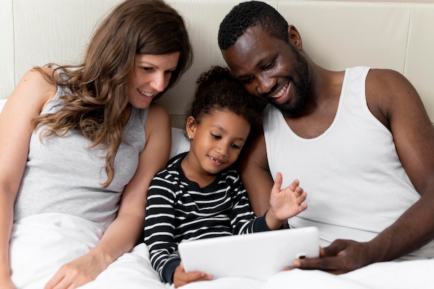 Photo gratuite famille passant du temps ensemble à la maison