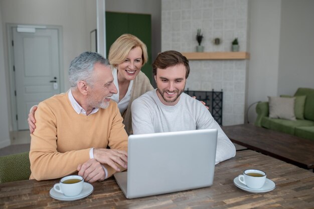 Famille passant du temps ensemble et se sentant heureux