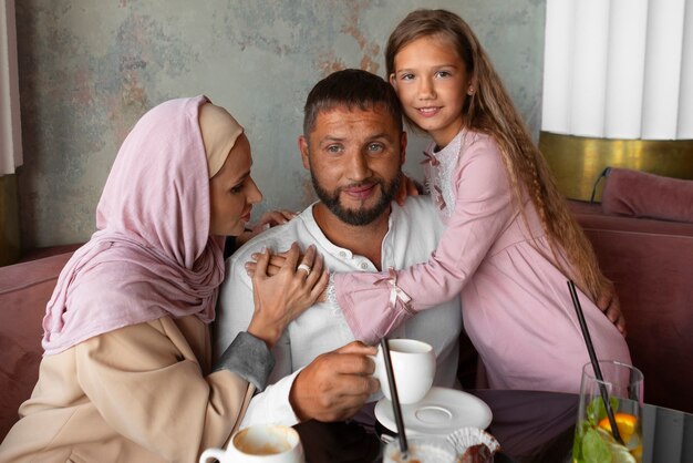 Famille passant du temps ensemble en ville