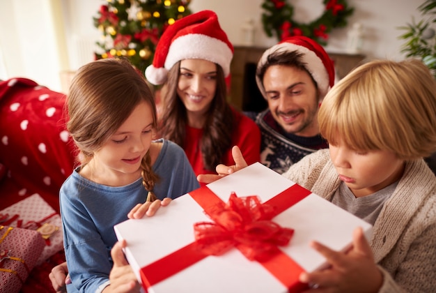 Famille passant Noël à la maison