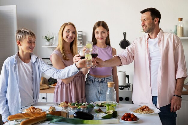 La famille passe un bon moment ensemble