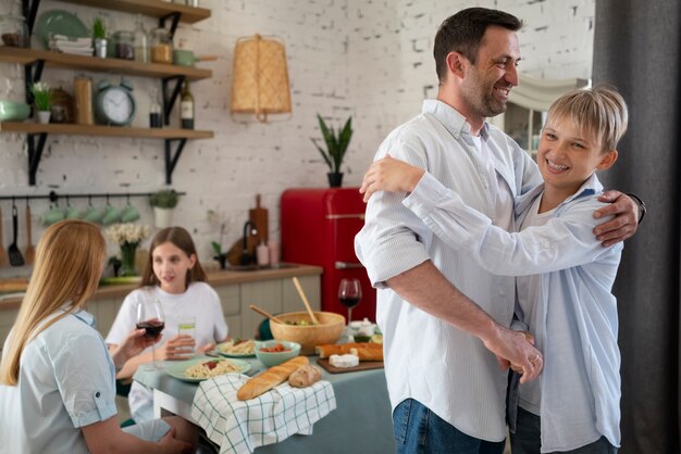 La famille passe un bon moment ensemble