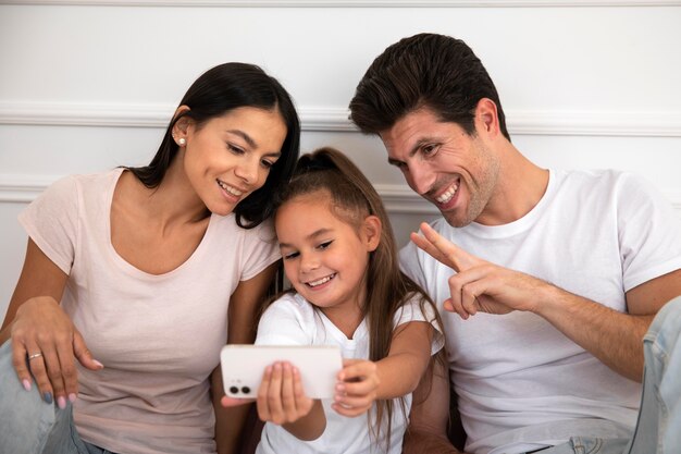 La famille passe du temps devant la télé