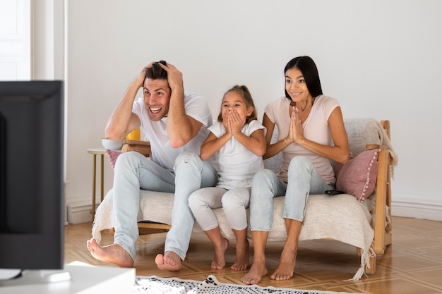 Photo gratuite la famille passe du temps devant la télé