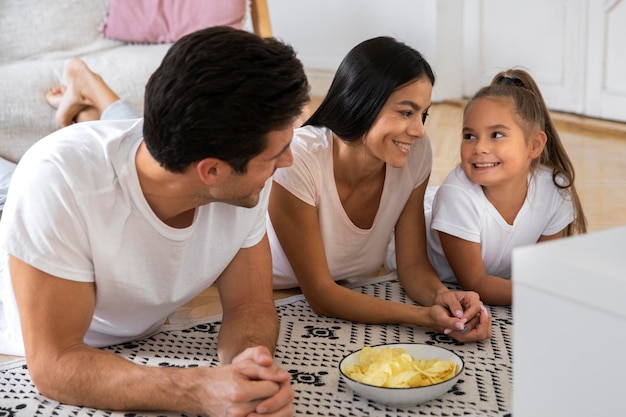 La famille passe du temps devant la télé