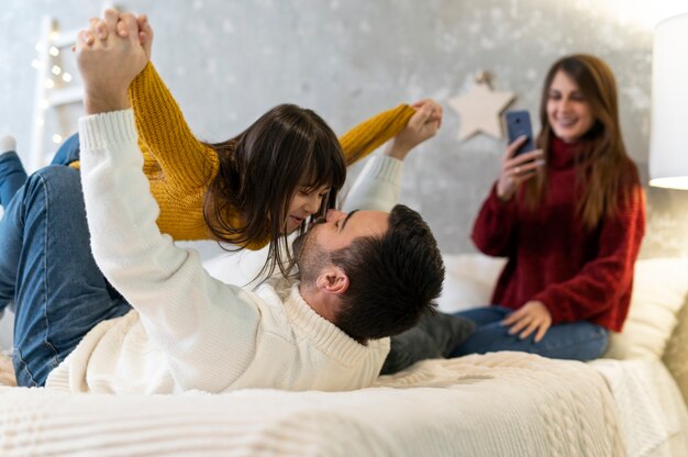 Photo gratuite la famille passe du temps ensemble