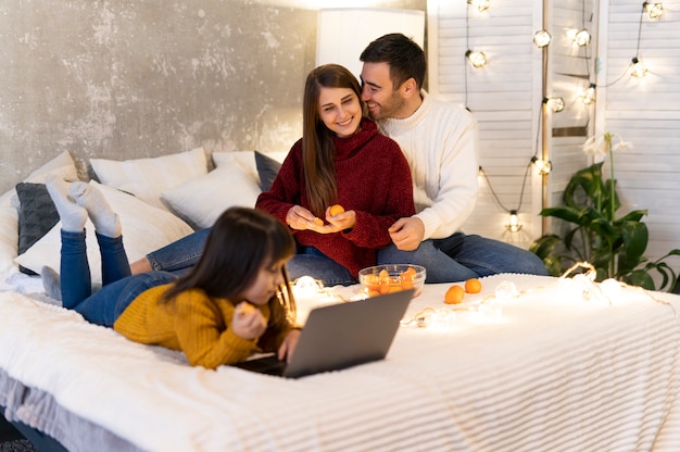 La famille passe du temps ensemble