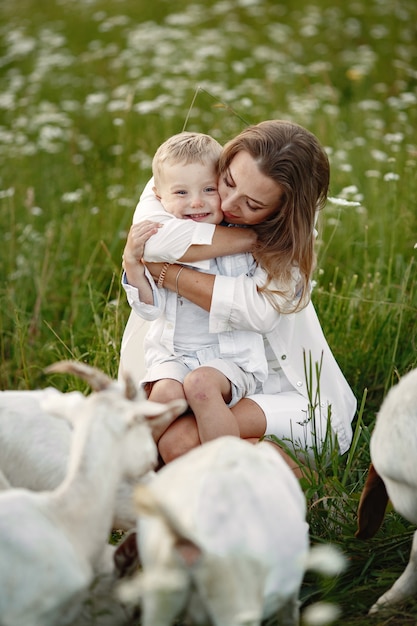 La famille passe du temps en vacances dans le village