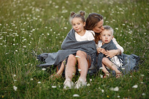 La famille passe du temps en vacances dans le village
