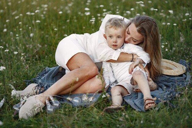 La famille passe du temps en vacances dans le village