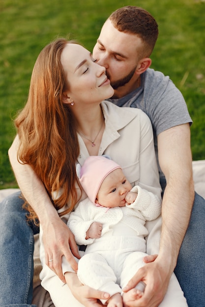 Photo gratuite famille passer du temps dans un jardin d'été