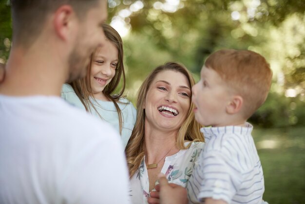 Famille passer une journée ensoleillée dans le jardin