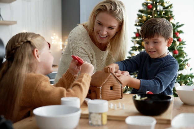 Famille passer le temps de Noël sur la cuisson