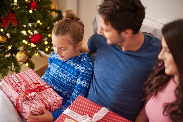 Famille pendant le matin de Noël avec des cadeaux