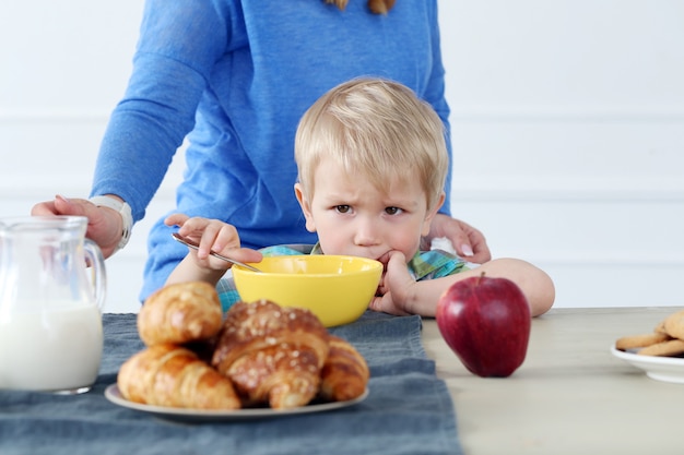 Photo gratuite famille pendant le petit déjeuner