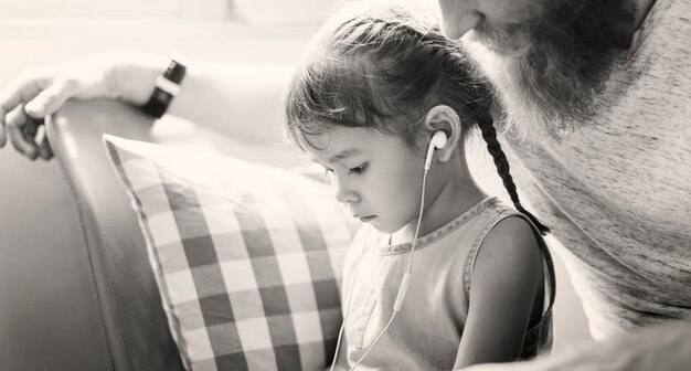 Famille père fille amour parentalité écoute musique ensemble concept