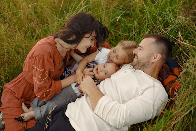 Photo gratuite famille avec petit enfant mignon. père en chemise blanche.