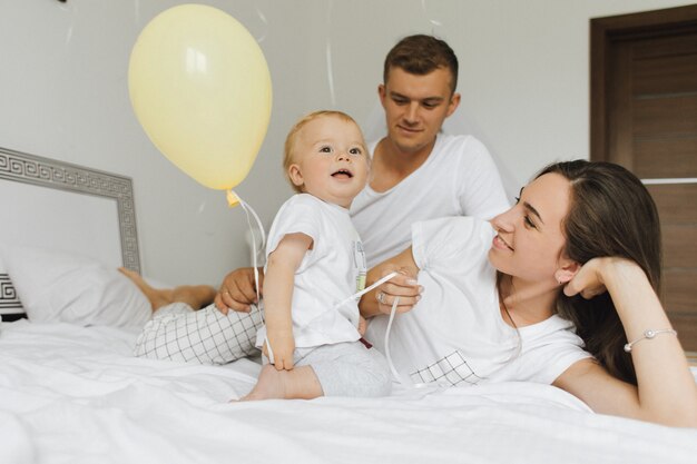 Une famille avec un petit enfant profite d&#39;une matinée légère