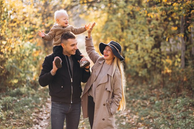 Famille avec un petit fils en automne parc