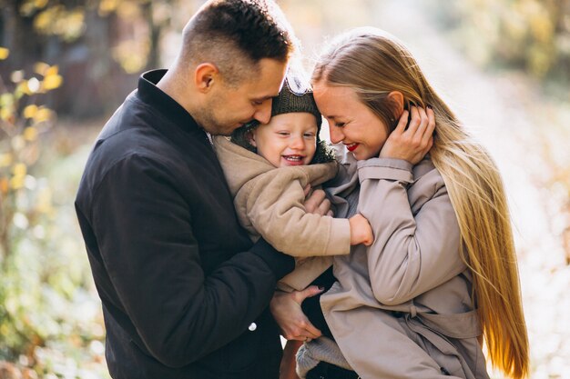 Famille avec un petit fils en automne parc