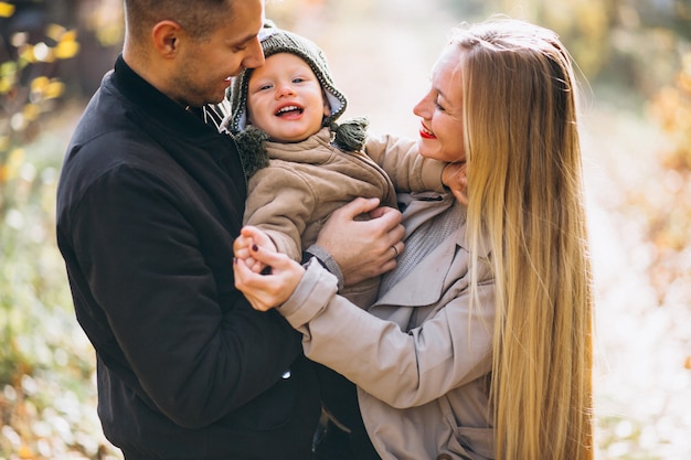 Famille avec un petit fils en automne parc