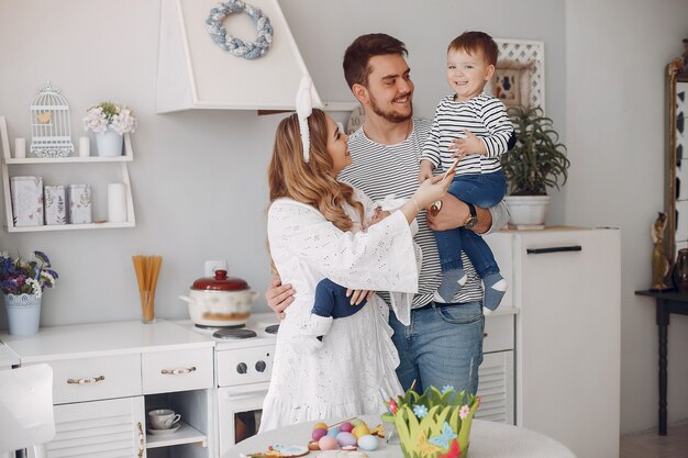 Famille avec petit fils dans une cuisine