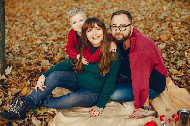 Famille avec petit fils dans un parc en automne