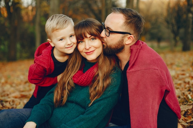 Photo gratuite famille avec petit fils dans un parc en automne