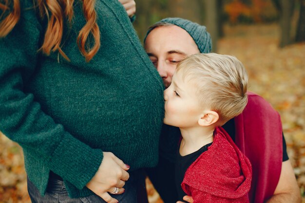 Famille avec petit fils dans un parc en automne