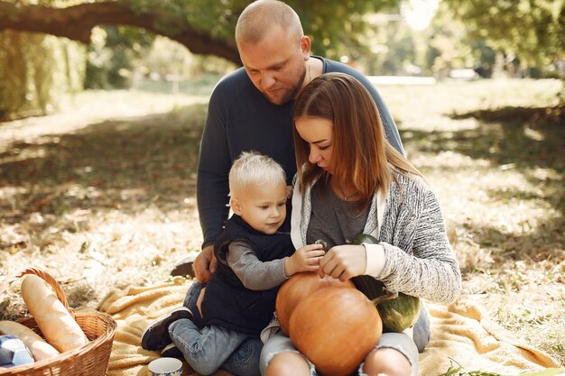 Photo gratuite famille avec petit fils dans un parc en automne