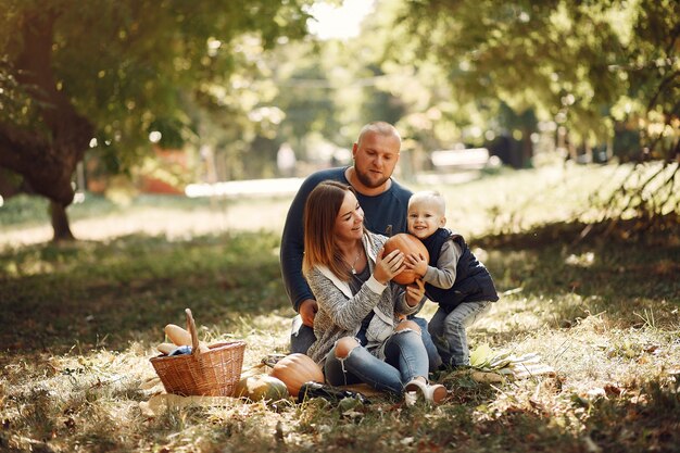 Famille avec petit fils dans un parc en automne