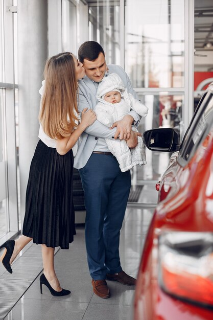 Famille avec petit fils dans un salon de voiture