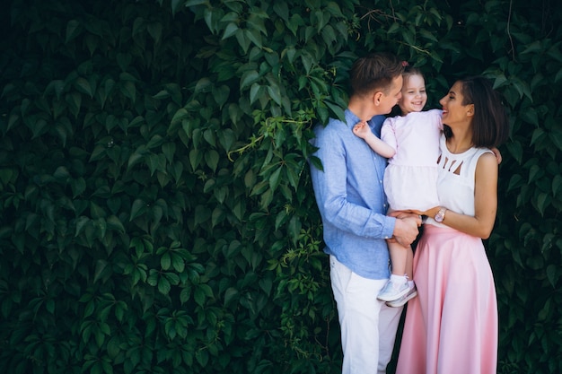 Famille avec petite fille ensemble dans le parc