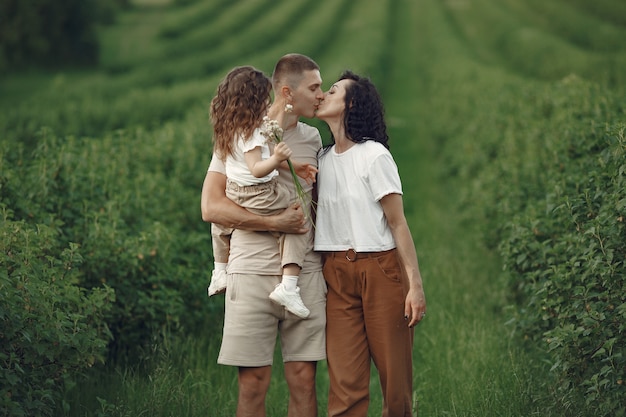 Famille avec petite fille, passer du temps ensemble dans un champ ensoleillé