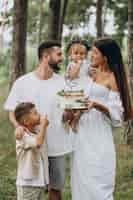Photo gratuite famille avec petite fille et petit fils célébrant la fête d'anniversaire