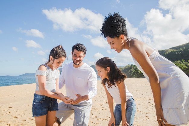 Famille, plage et coquillage