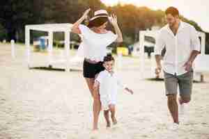 Photo gratuite famille à la plage