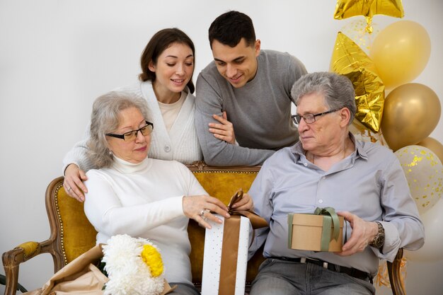 Famille de plan moyen avec des cadeaux