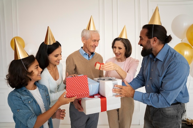 Photo gratuite famille de plan moyen célébrant l'anniversaire