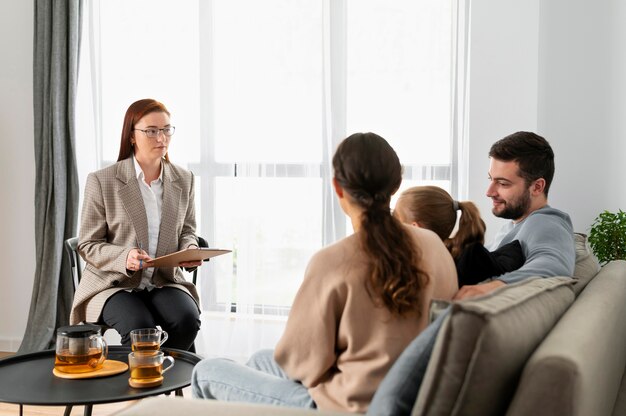 Famille de plan moyen discutant avec le thérapeute