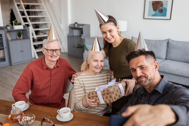 Famille de plan moyen prenant selfie