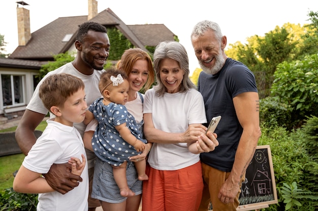 Photo gratuite famille de plan moyen prenant selfie