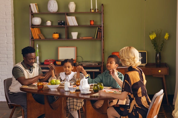 Photo gratuite famille à plan moyen en train de savourer un repas