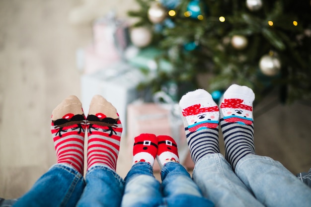 Famille portant des chaussettes d&#39;hiver