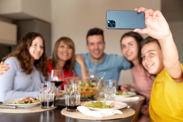 Famille prenant selfie ensemble au dîner