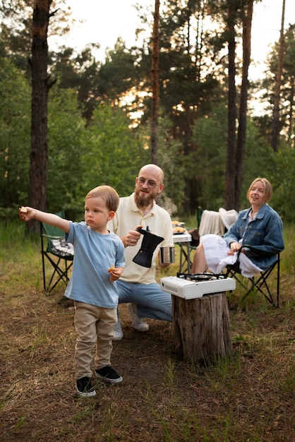 Famille préparant le dîner en camping