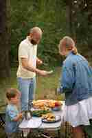 Photo gratuite famille préparant le dîner en camping