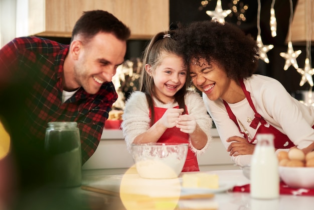 Photo gratuite famille prépare une collation dans la cuisine