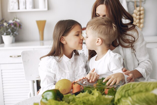 Famille, préparer, salade, cuisine