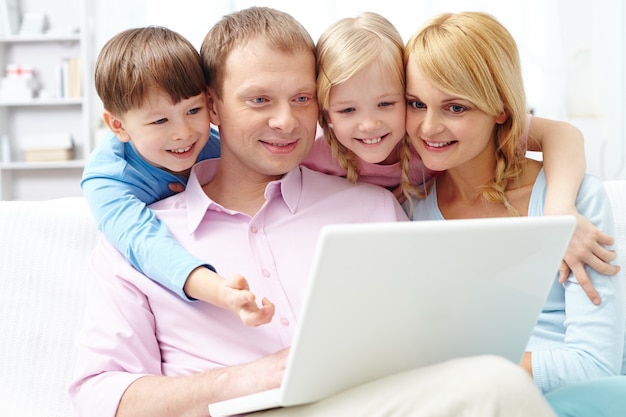 Famille de prêter attention à un ordinateur portable